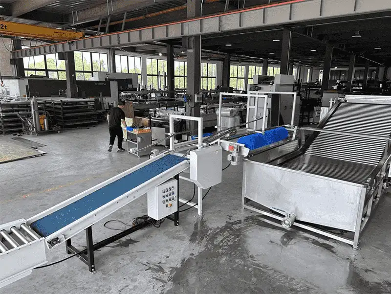 FstSort lanza nueva máquina volcador compacta para procesamiento de frutas
